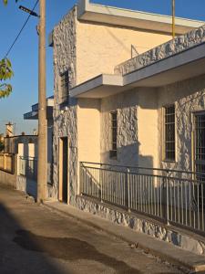 Το κτήριο όπου στεγάζεται  η παραθεριστική κατοικία