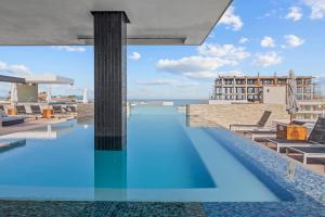 Swimmingpoolen hos eller tæt på Rooftop Pool, Bar and Gym, Romantic Zone Stay + 29 billeder