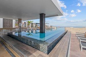 Swimmingpoolen hos eller tæt på Rooftop Pool, Bar and Gym, Romantic Zone Stay