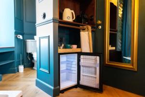 a refrigerator with its door open in a bathroom at Le Rêve Gatsby in Brest