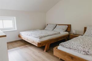 Posteľ alebo postele v izbe v ubytovaní Chalupa Bezvětří
