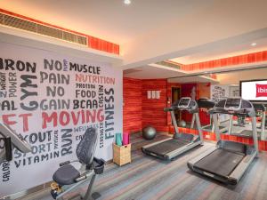 ibis Jaipur City Centre - An Accor Brand的健身中心和/或健身设施