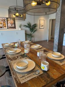 a wooden table with plates and dishes on it at genießen & entspannen mit einem privaten Parkplatz in Siegen