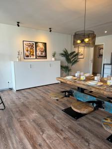 a living room with a wooden table and a dining room at genießen & entspannen mit einem privaten Parkplatz in Siegen
