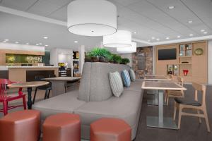 McCandless TownshipHome2 Suites by Hilton Pittsburgh - McCandless, PA的餐厅内带沙发的等候室