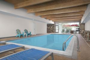 McCandless TownshipHome2 Suites by Hilton Pittsburgh - McCandless, PA的一个配有蓝色桌椅的大型游泳池