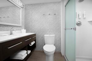 Home2 Suites by Hilton Pittsburgh - McCandless, PA的一间浴室
