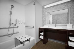 Home2 Suites by Hilton Pittsburgh - McCandless, PA的一间浴室