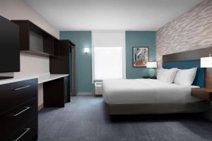 McCandless TownshipHome2 Suites by Hilton Pittsburgh - McCandless, PA的一间带床和厨房的酒店房间