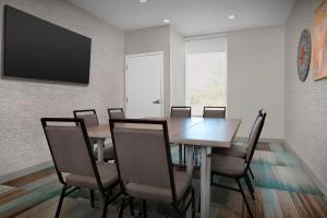 Home2 Suites by Hilton Pittsburgh - McCandless, PA的电视和/或娱乐中心