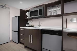 Home2 Suites by Hilton Pittsburgh - McCandless, PA的厨房或小厨房