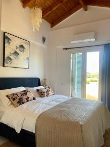 Postel nebo postele na pokoji v ubytování Villa Livada Corfu