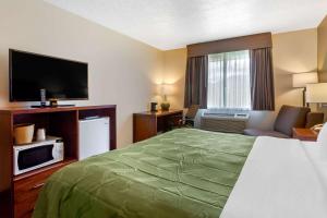 Postel nebo postele na pokoji v ubytování Quality Inn Logan near University