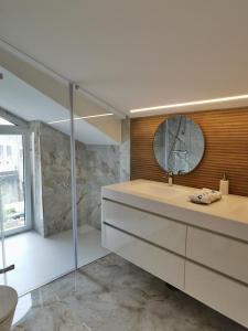 a bathroom with a sink and a mirror at Cidade Alojamento in Póvoa de Varzim