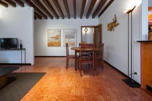 Televízia a/alebo spoločenská miestnosť v ubytovaní Klimt House