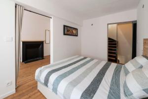 a bedroom with a bed and a fireplace at Agréable maison de ville in Vincelles +4 photos