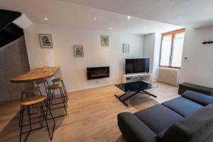 a living room with a couch and a table at Agréable maison de ville in Vincelles