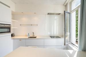 Η κουζίνα ή μικρή κουζίνα στο Beautiful Modern Apartment in the Heart of Antwerp +9 φωτογραφίες