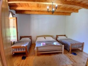 Postel nebo postele na pokoji v ubytování Vellezrit Shkambi