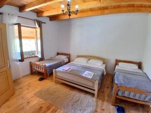 Postel nebo postele na pokoji v ubytování Vellezrit Shkambi