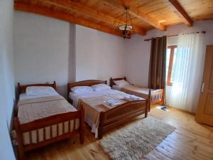 Postel nebo postele na pokoji v ubytování Vellezrit Shkambi