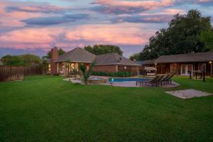 Taman di luar Impressive 5BR 3,5BA Holiday Home with Pool, Game Room & Cinema Room