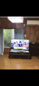 TV in/ali zabaviščno središče v nastanitvi 養一ハウス