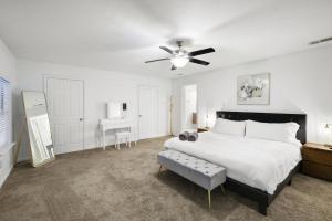 Ένα ή περισσότερα κρεβάτια σε δωμάτιο στο Panoramic 4BR 3BA Holiday Home with Pool, Grill, Sauna & Game Room +48 φωτογραφίες