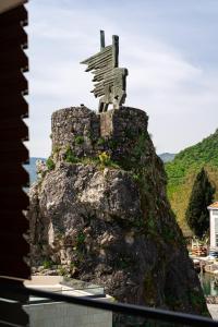 a directional sign on top of a rock at Hotel De‘Andros Virpazar in Virpazar