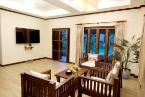 Vimarn Kaew Village and Resort的电视和/或娱乐中心