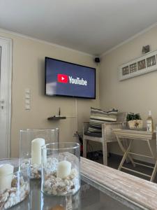 TV a/nebo společenská místnost v ubytování Kasteli Suite