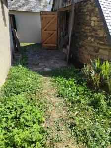 an entrance to a house with a wooden door at Maison chaleureuse à Mont >Vue montagne & cheminée in Mont