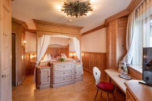 Uma televisão e/ou sistema de entretenimento em Hotel Tiroler Stuben
