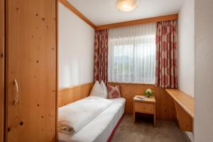 Uma cama ou camas num quarto em Hotel Tiroler Stuben