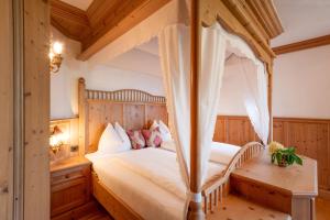 Uma cama ou camas num quarto em Hotel Tiroler Stuben