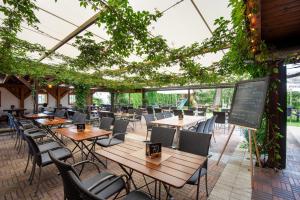Um restaurante ou outro lugar para comer em Hotel Tiroler Stuben