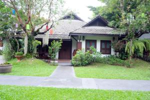 Vimarn Kaew Village and Resort外面的花园