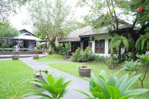Vimarn Kaew Village and Resort外面的花园