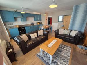 The Pebbles في ويتبي: غرفة معيشة مع كنبتين جلديتين وطاولة +24 صورة