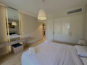 Marvelous 2BR - Free Beach Access and Pool Access In Mangroovy客房内的一张或多张床位