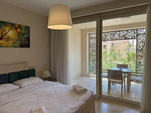 赫尔格达Marvelous 2BR - Free Beach Access and Pool Access In Mangroovy的卧室配有一张床,享有桌子的景色 更多27张照片