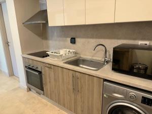 Marvelous 2BR - Free Beach Access and Pool Access In Mangroovy的厨房或小厨房
