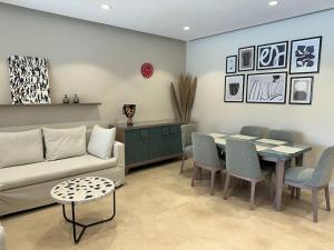 Marvelous 2BR - Free Beach Access and Pool Access In Mangroovy的休息区
