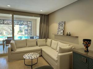 Marvelous 2BR - Free Beach Access and Pool Access In Mangroovy的休息区