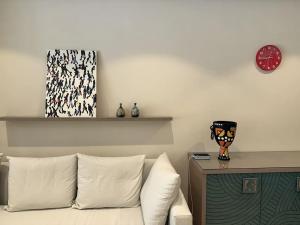 Marvelous 2BR - Free Beach Access and Pool Access In Mangroovy的休息区