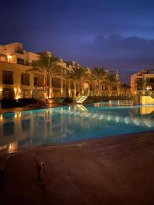 Marvelous 2BR - Free Beach Access and Pool Access In Mangroovy内部或周边的泳池