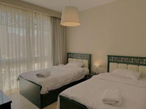 Marvelous 2BR - Free Beach Access and Pool Access In Mangroovy客房内的一张或多张床位