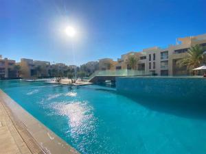 Marvelous 2BR - Free Beach Access and Pool Access In Mangroovy内部或周边的泳池
