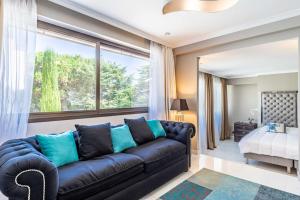 un salon avec un canapé et une grande fenêtre dans l'établissement Villa Emilia, vue mer, Super-Cannes, à Vallauris 43 autres photos