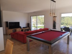TV a/nebo společenská místnost v ubytování Invitation au voyage villa indépendante avec piscine billard et spa